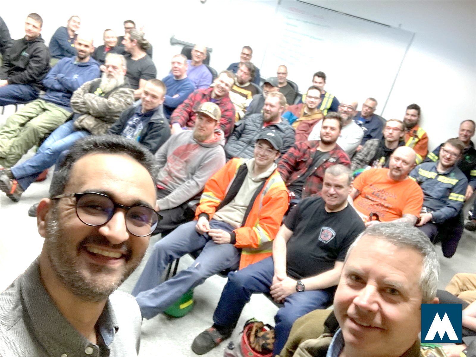 Équipe de chantier en dossards de sécurité réunie avec Mosaïca après une formation