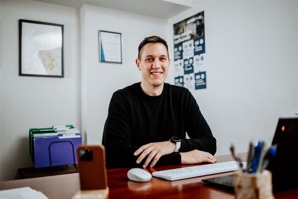 Portrait de Mathieu Ouimette-Brochu, directeur général et cofondateur de Mosaïca Conseils