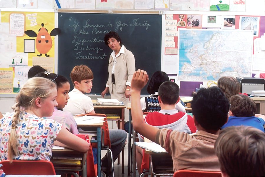 Une enseignante et sa classe multiethnique en pleine discussion