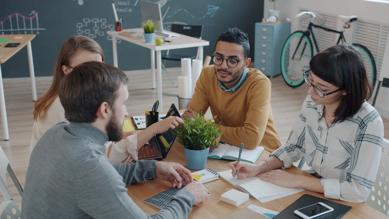 Équipe technologique collaborant en bureau