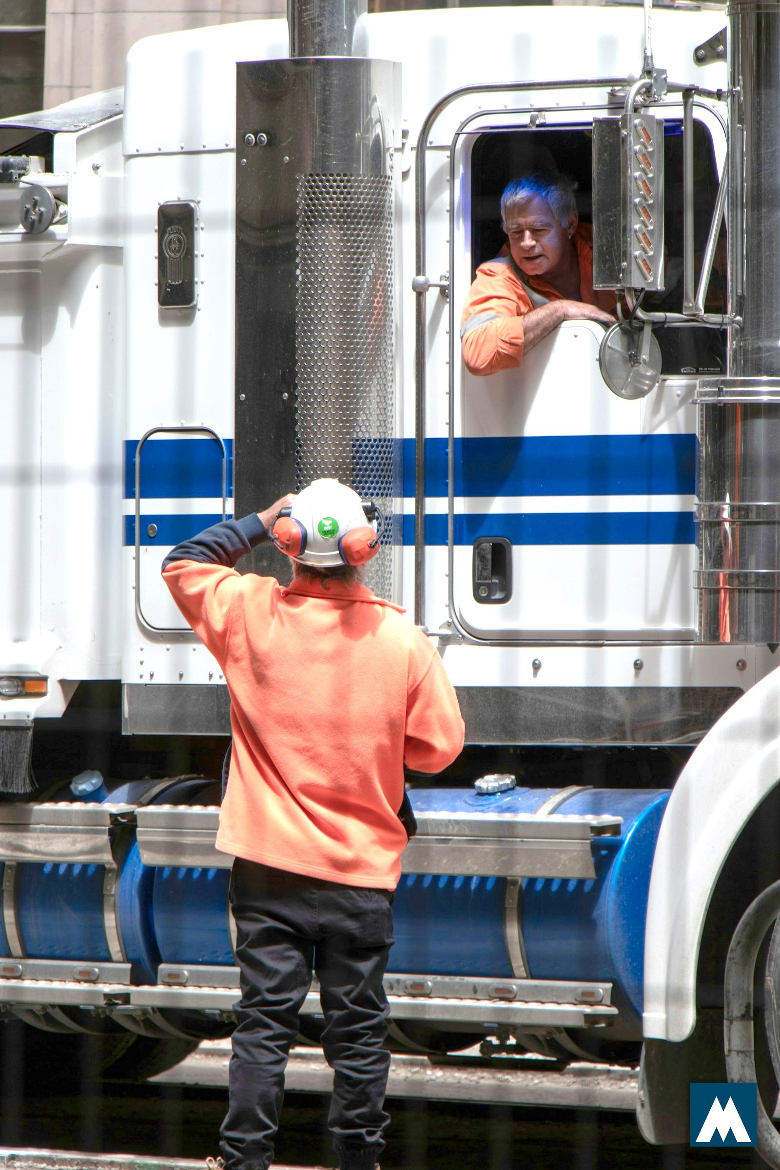 Chauffeur devant un camion de transport